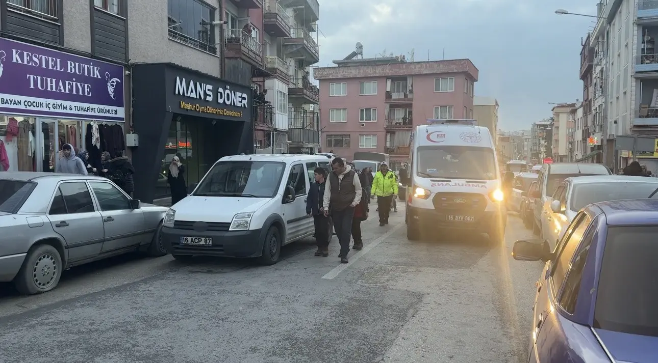 Bursa’nın Kestel ilçesinde yolun karşısına geçerken otomobilin çarptığı yaya yaralandı.