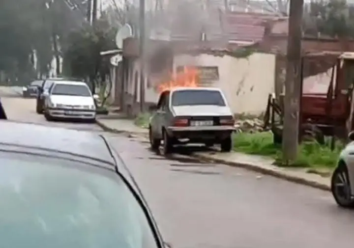 Bursa’nın Karacabey ilçesinde park halindeki otomobilde çıkan yangın paniğe neden