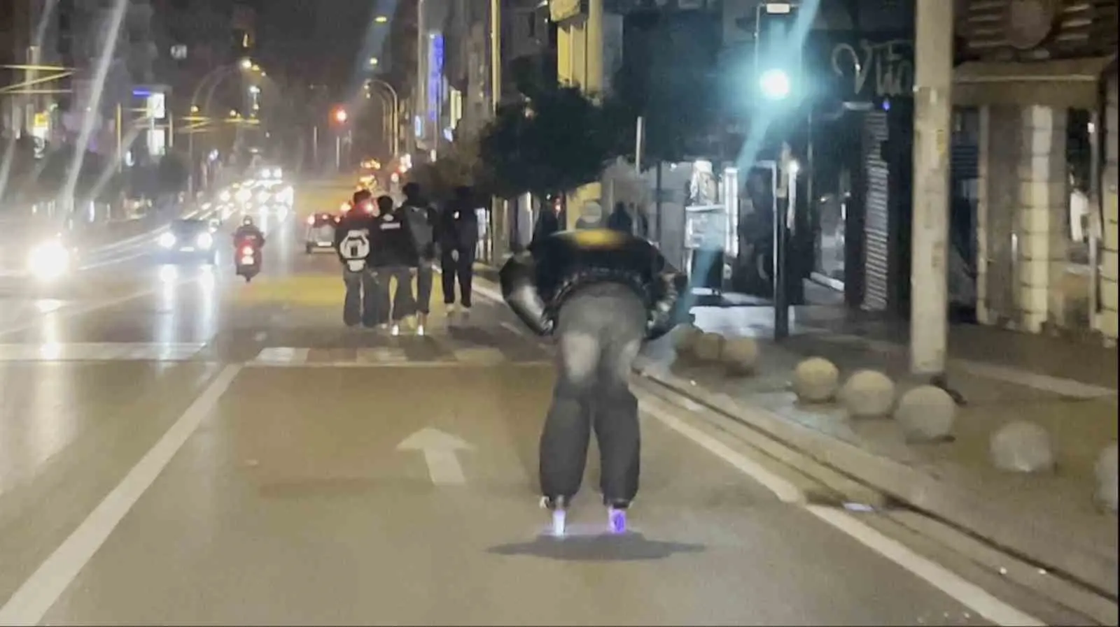 Bursa’nın Osmangazi ilçesinde, Altıparmak Caddesi üzerinde paten süren 5 genç,