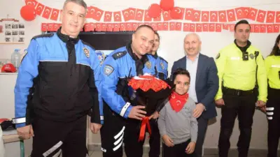 Bursa’da ilkokul öğrencilerinin daveti üzerine okulu ziyaret eden polis ekipleri,