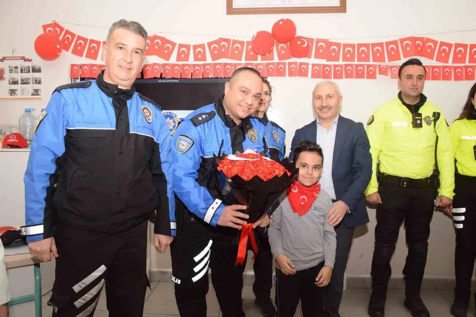 Bursa’da ilkokul öğrencilerinin daveti üzerine okulu ziyaret eden polis ekipleri,