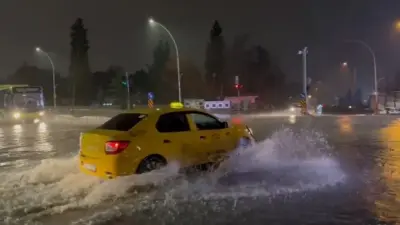 Bursa’da sağanak sonrası rögarların taşması sonucu bir cadde göle döndü.