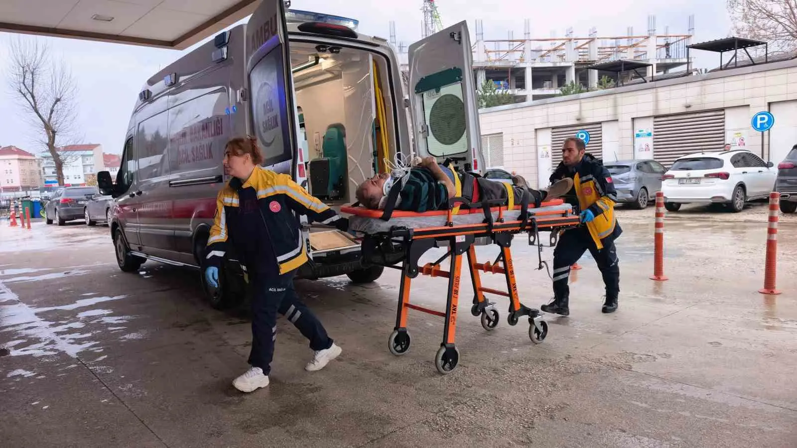 Bursa’nın İnegöl ilçesinde servis minibüsünden inen sürücü, başka bir minibüsün