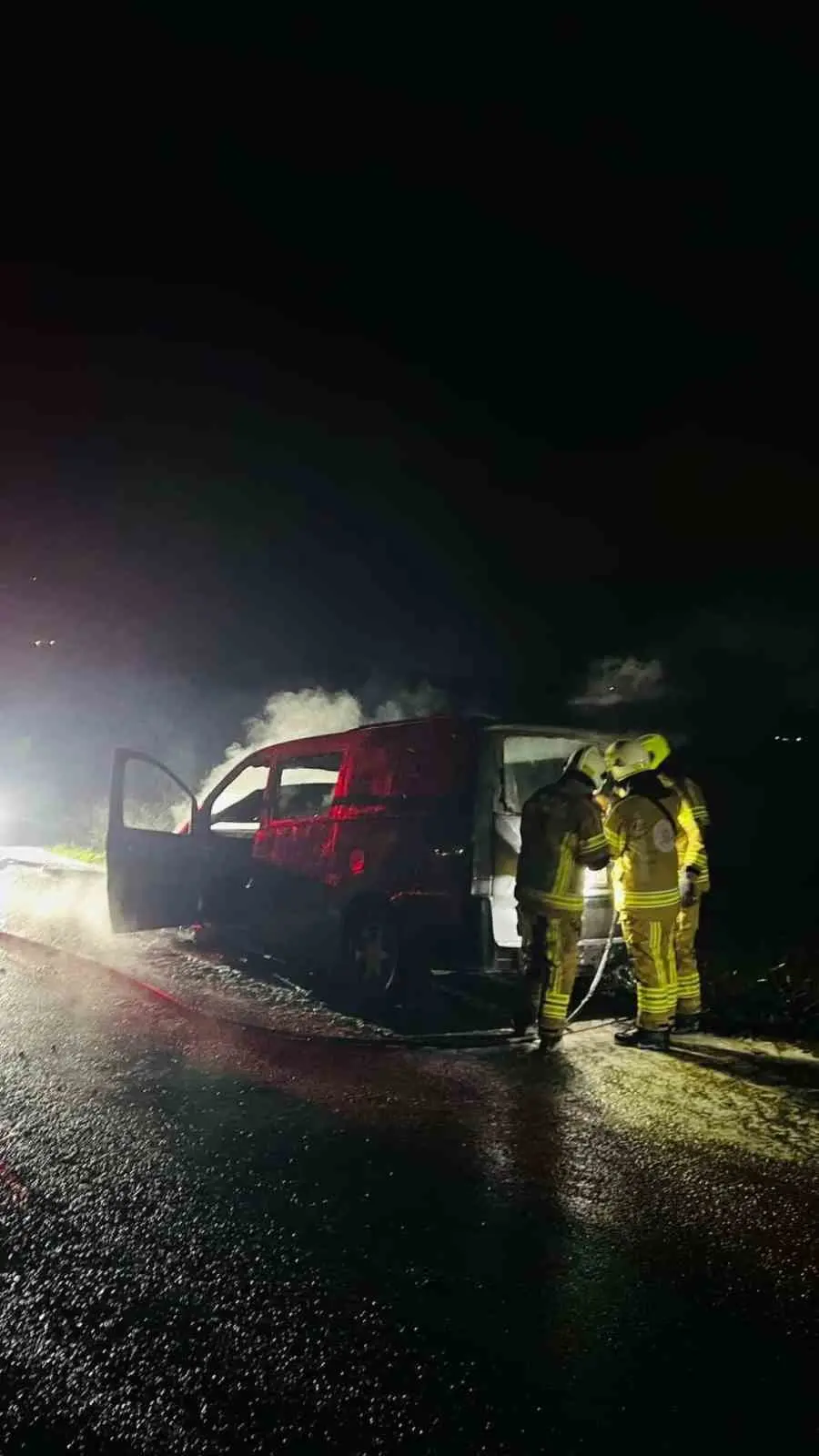 Bursa’nın Karacabey ilçesinde seyir halindeyken alev alan araç kullanılamaz hale