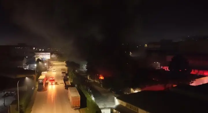 Bursa’da bir tekstil fabrikasının deposunda gece saatlerinde yangın çıktı. Sanayi