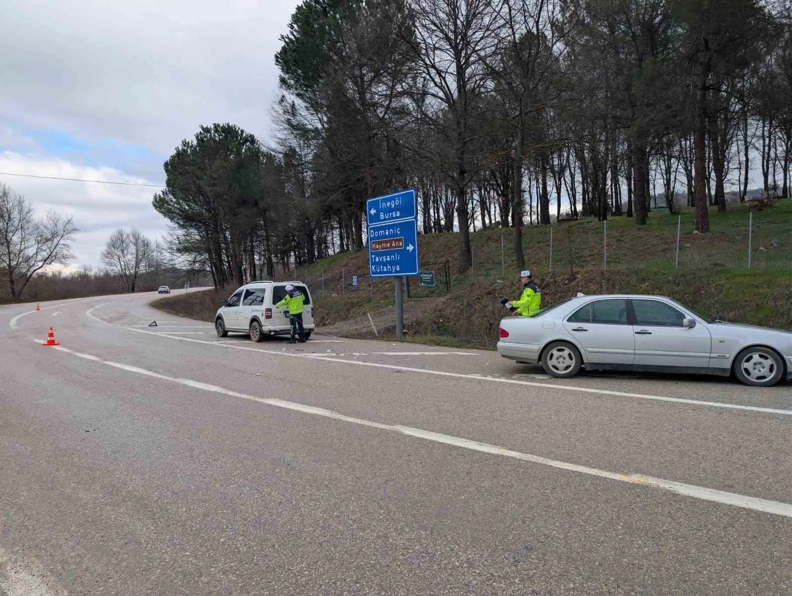Bursa’nın İnegöl ilçesinde hafif ticari araç ile otomobilin çarpışması sonucu
