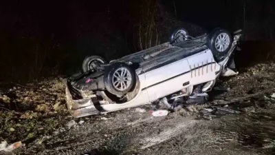 Bursa’nın İnegöl ilçesinde meydana gelen kazada kontrolden çıkan otomobil şarampole