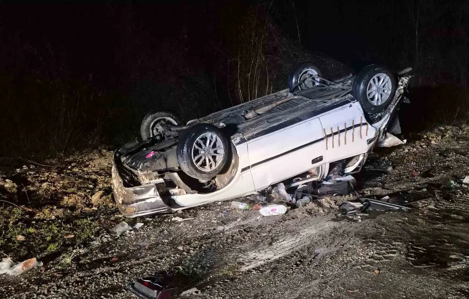 Bursa’nın İnegöl ilçesinde meydana gelen kazada kontrolden çıkan otomobil şarampole