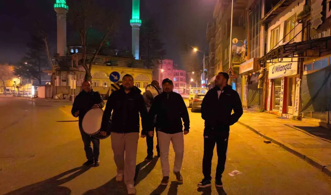 Bursa’nın İnegöl ilçesinde vatandaşlar, ilahiler ve beyitlerle sahura kalktı. İnegöl’de