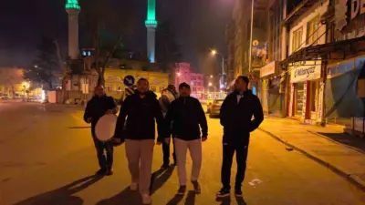 Bursa’nın İnegöl ilçesinde vatandaşlar, ilahiler ve beyitlerle sahura kalktı. İnegöl’de