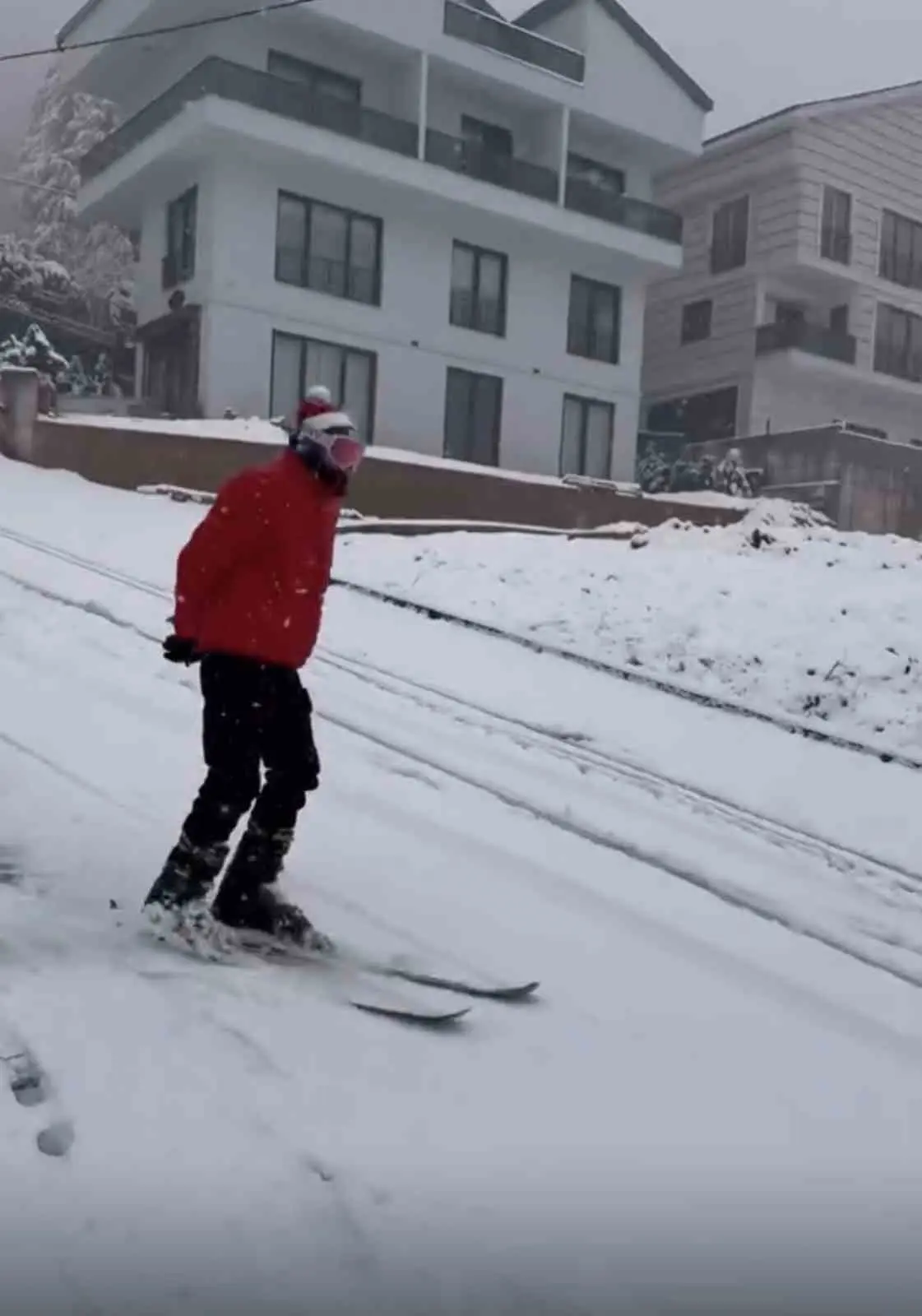 Bursa’da şehir merkezine yağan karı fırsata çeviren bir kişi, kayak