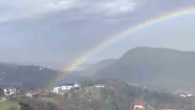 Bursa’nın Kestel ilçesine bağlı Saitabat Mahallesi’nde yağmurun ardından oluşan gökkuşağı,