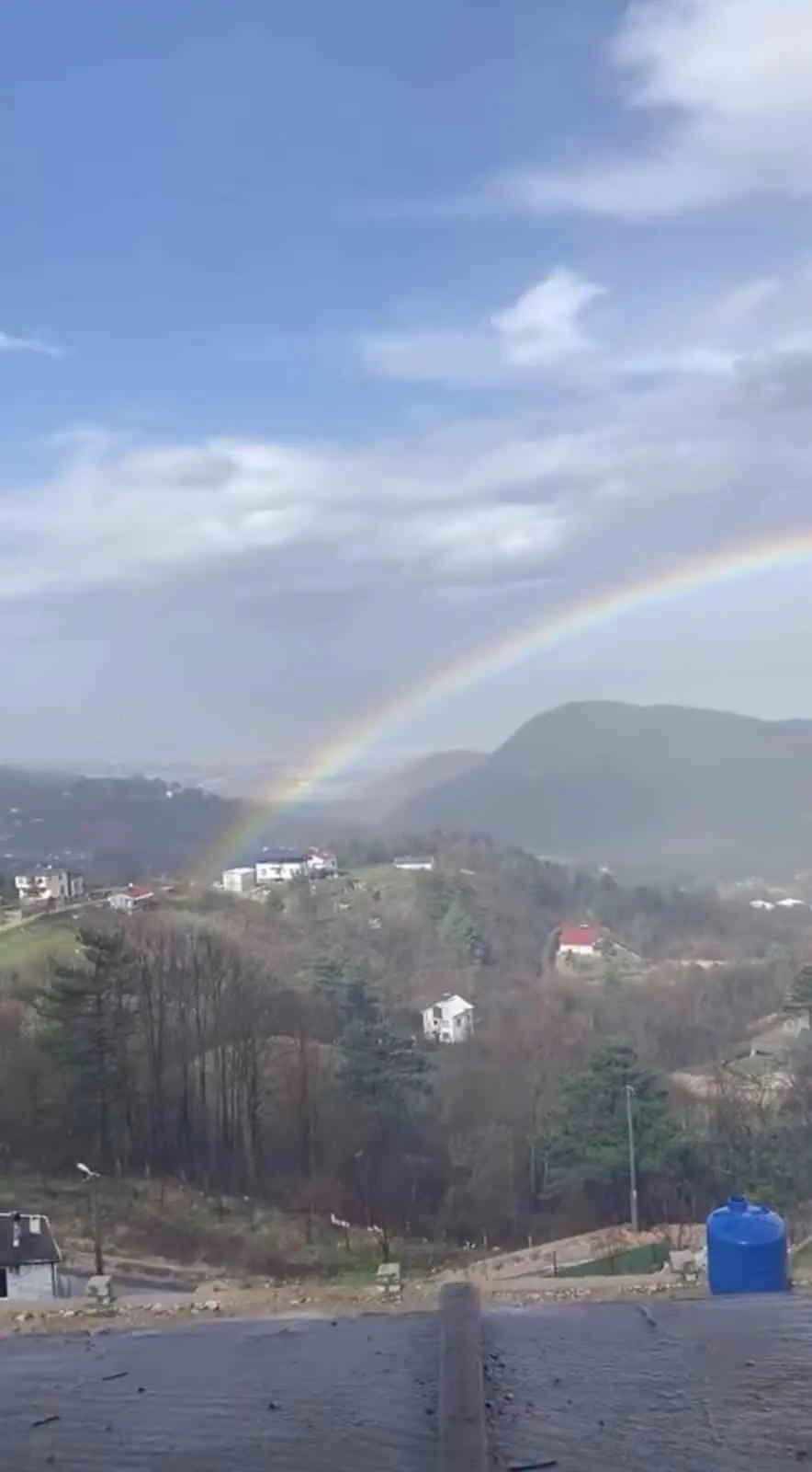 Bursa’nın Kestel ilçesine bağlı Saitabat Mahallesi’nde yağmurun ardından oluşan gökkuşağı,