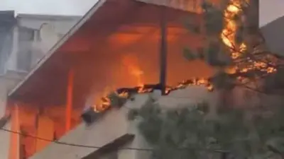 Bursa’da çıkan çatı yangını en üst kattaki daireye sıçradı. Dairenin