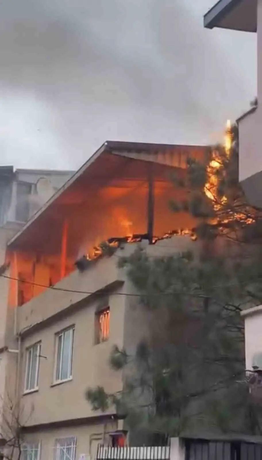 Bursa’da çıkan çatı yangını en üst kattaki daireye sıçradı. Dairenin