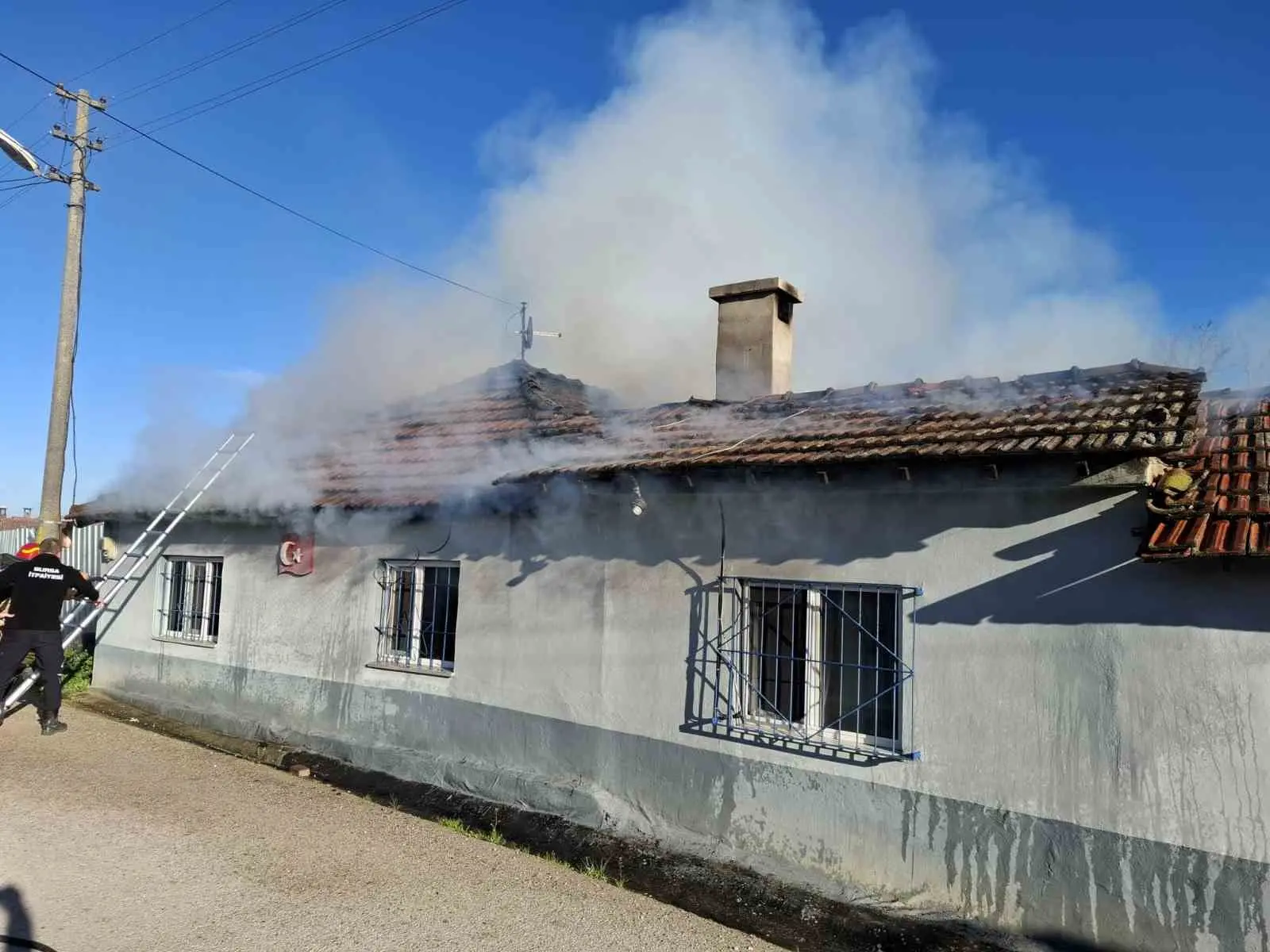 Mustafakemalpaşa ilçesine bağlı kırsal Doğancı Mahallesi’nde sabah saatlerinde çıkan yangında