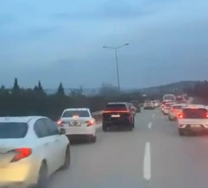 Bursa’da örnek bir trafik duyarlılığı görüntüsü yaşandı. Seyir halinde olan