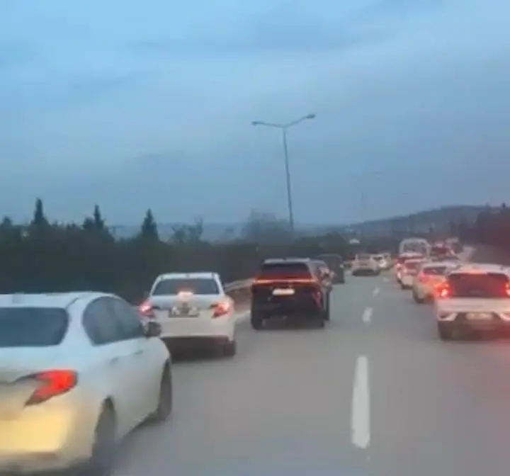 Bursa’da örnek bir trafik duyarlılığı görüntüsü yaşandı. Seyir halinde olan