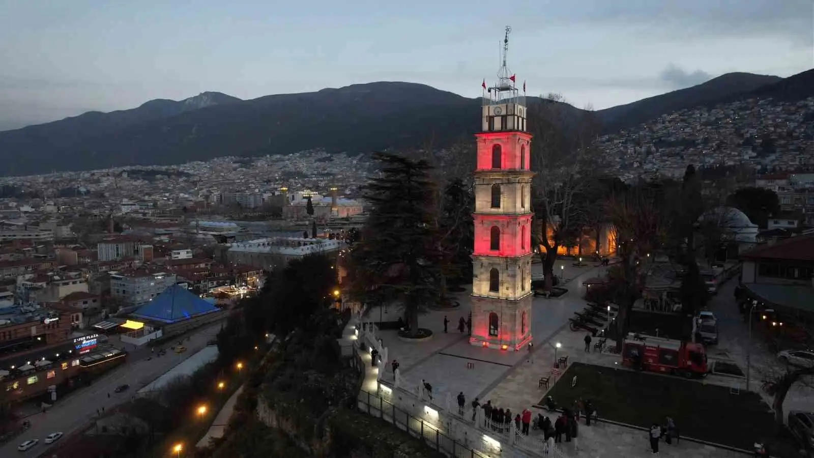 Bursa’da tarihi Tophane semtinde Ramazan ayının simgelerinden biri olan iftar