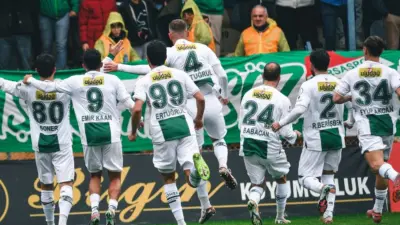 Bursaspor, rakiplerinin puan kaybettiği haftada yeniden zirveye çıktı. Yeşil-beyazlı ekip