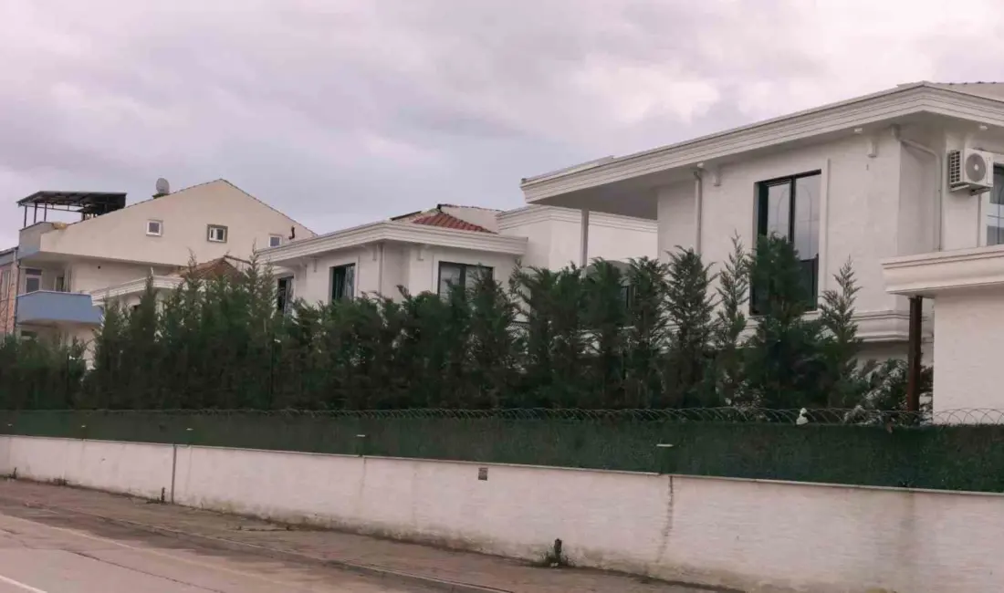 Bursa’nın İnegöl ilçesinde villanın ikinci katında cam silerken dengesini kaybeden