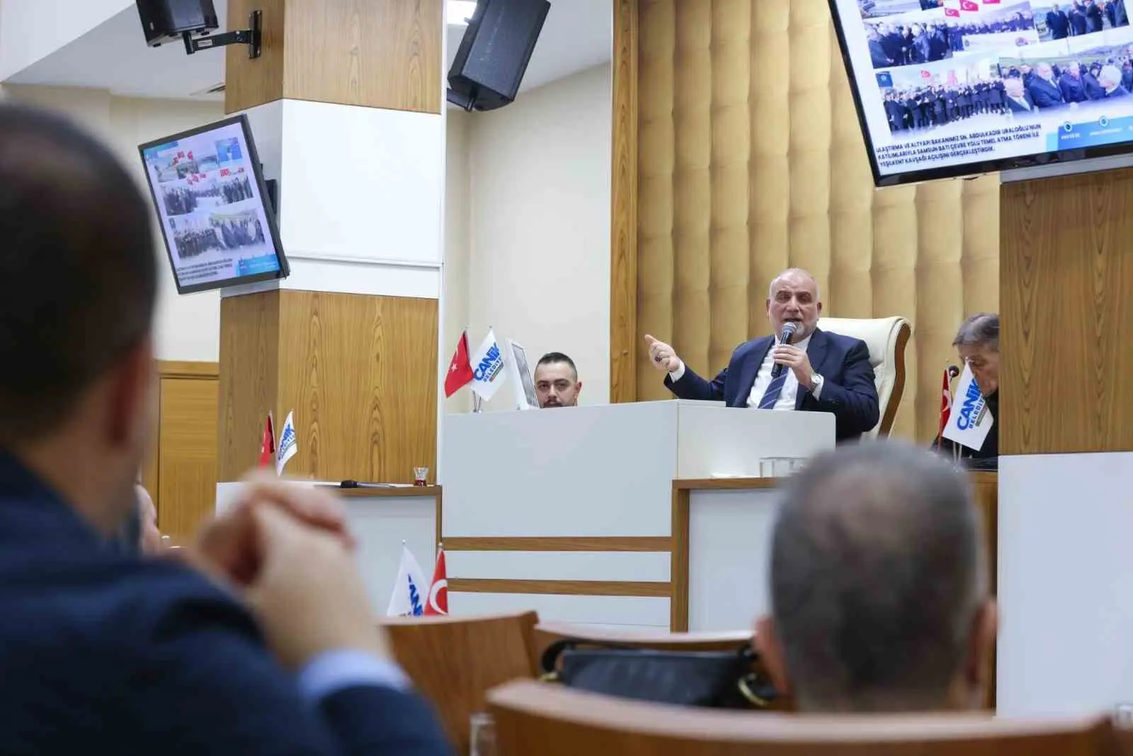 Samsun’un Canik Belediye Başkanı İbrahim Sandıkçı, ilçede üniversiteyi kazanan tüm