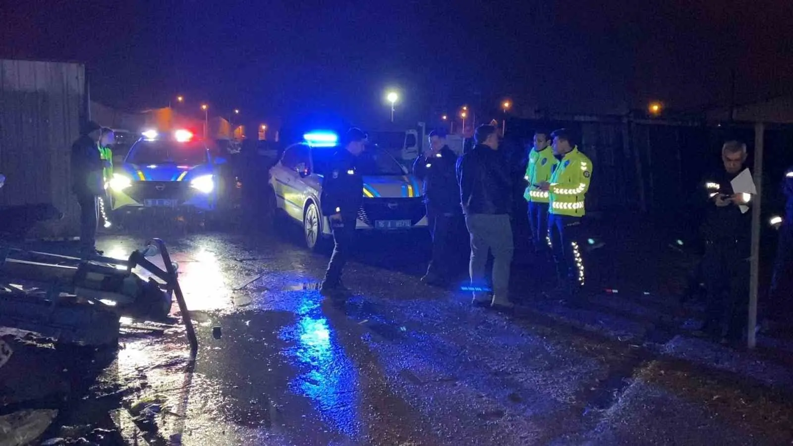 Bursa’nın İnegöl ilçesinde cipin çarptığı motosiklet sürücüsü yaralanırken, kaçan cip