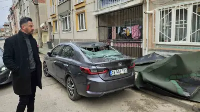 Bursa’nın İnegöl ilçesinde gece saatlerinde etkili olan lodos, bir apartmanın