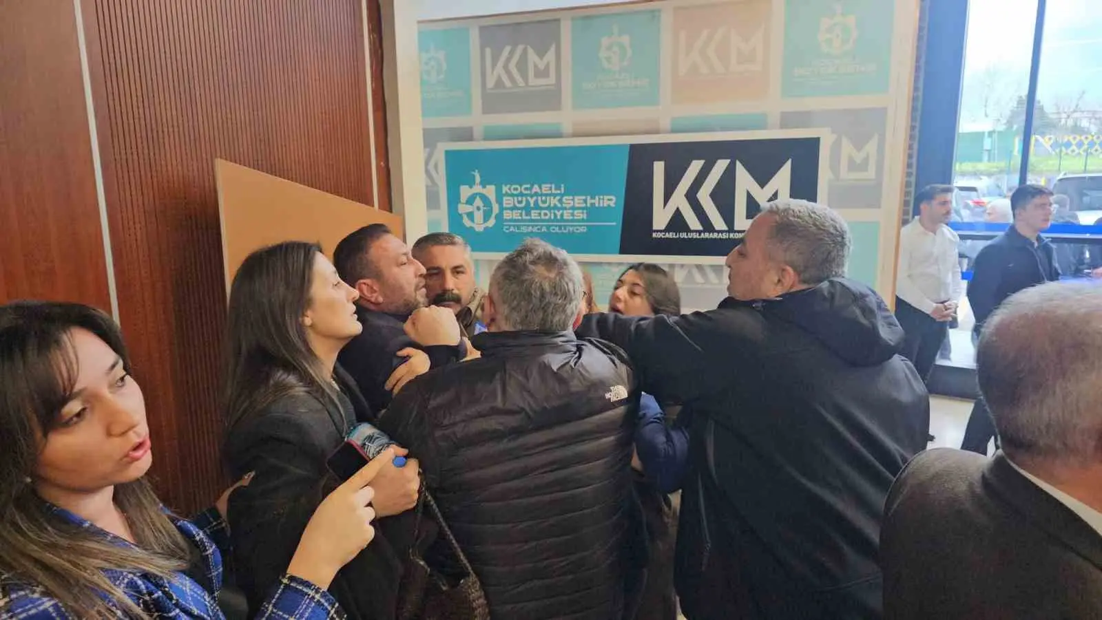 Gebze Belediye Başkanı Zinnur Büyükgöz’ün “Adam yerine koymayın” sözüyle gerilen