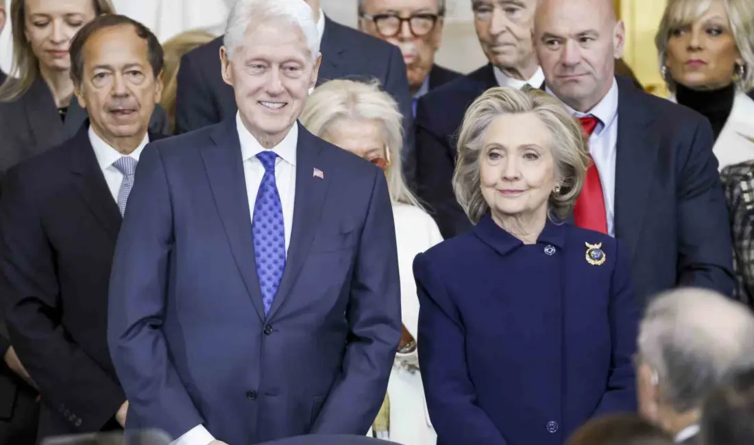 Eski ABD Başkanı Bill Clinton ile eski Dışişleri Bakanı Hillary