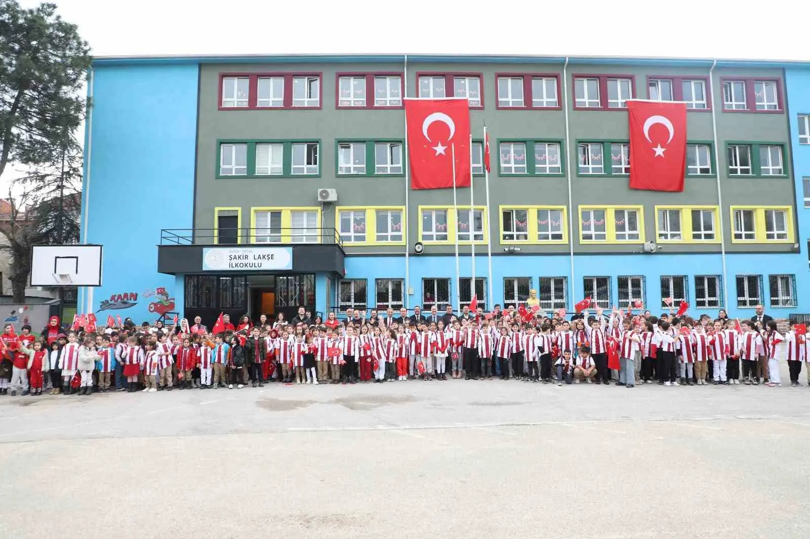 İnegölspor’un başlattığı “Bir Çocuğun Mutluluğu Dünyaya Bedel” kampanyası kapsamında Şakir