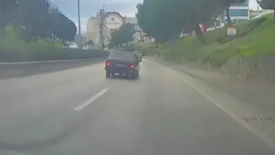 Bursa’nın Osmangazi ilçesinde bir sürücü otomobilini kaldırımda yürüyen çocukların üzerine