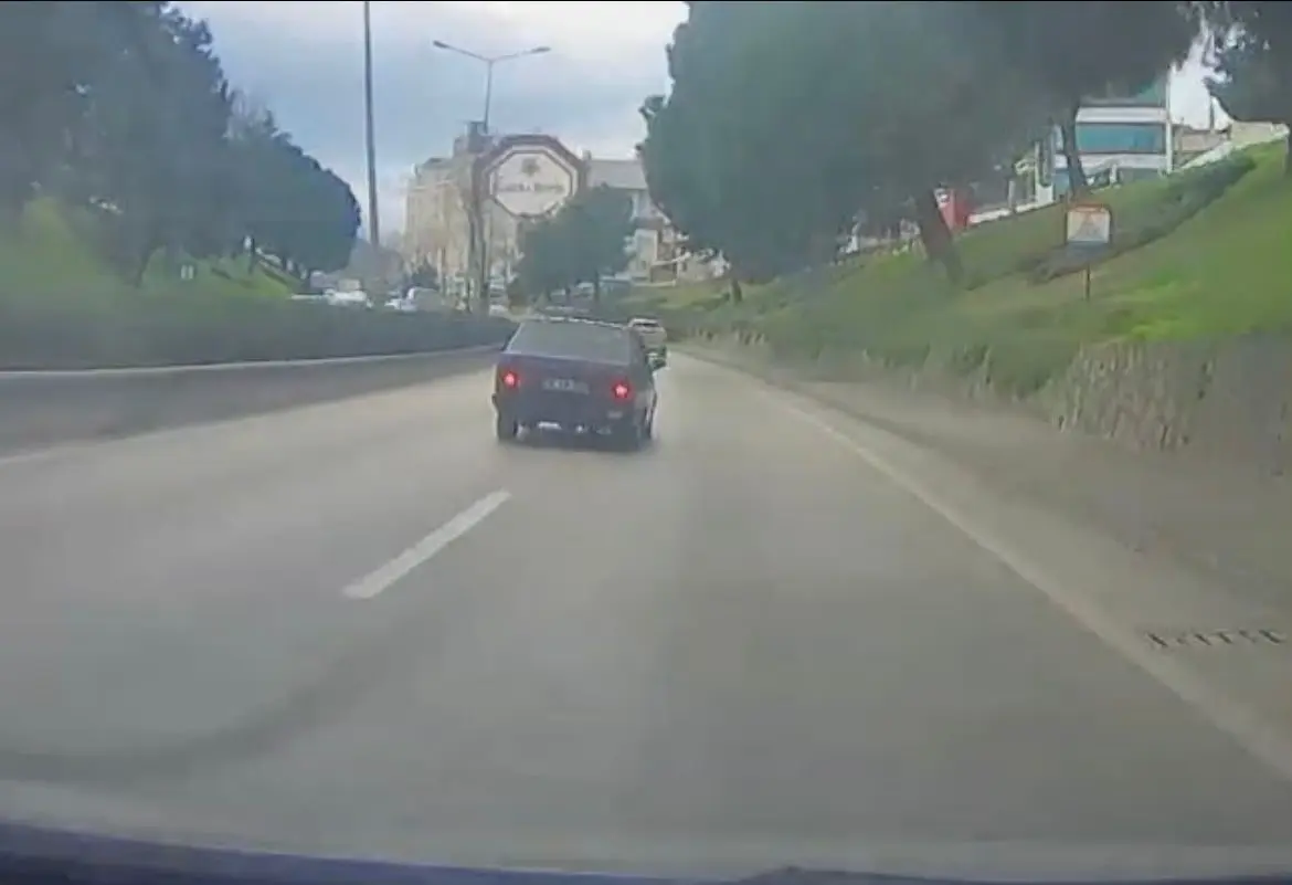 Bursa’nın Osmangazi ilçesinde bir sürücü otomobilini kaldırımda yürüyen çocukların üzerine