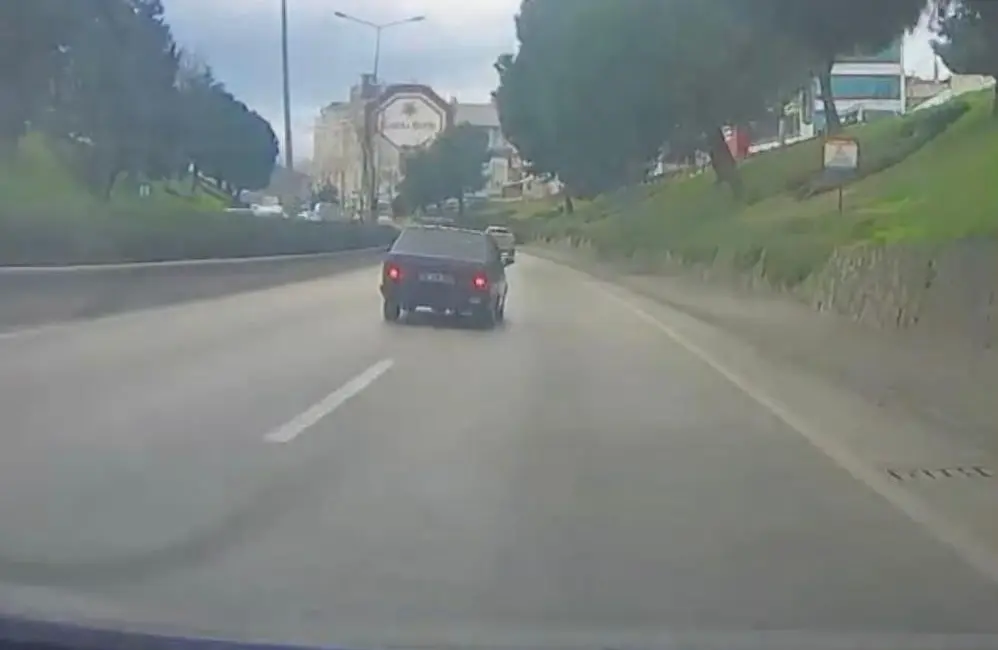 Bursa’da seyir halindeyken, kaldırımda yürüyen çocukların üzerine araç süren sürücü,