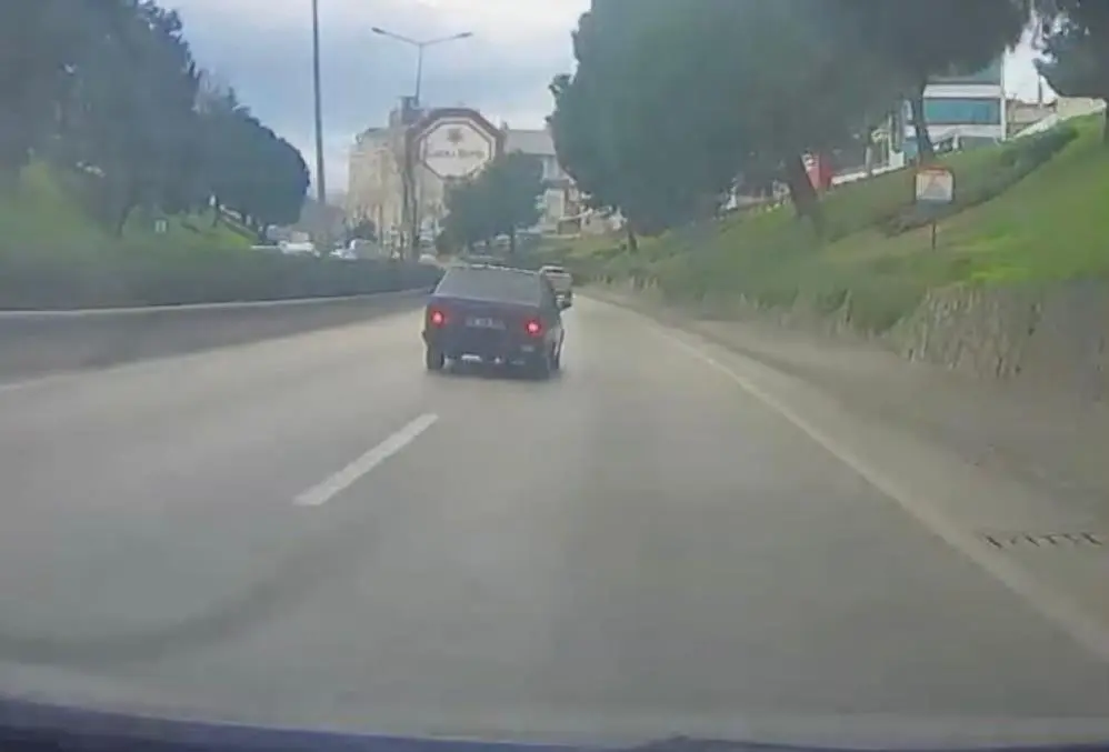 Bursa’da seyir halindeyken, kaldırımda yürüyen çocukların üzerine araç süren sürücü,