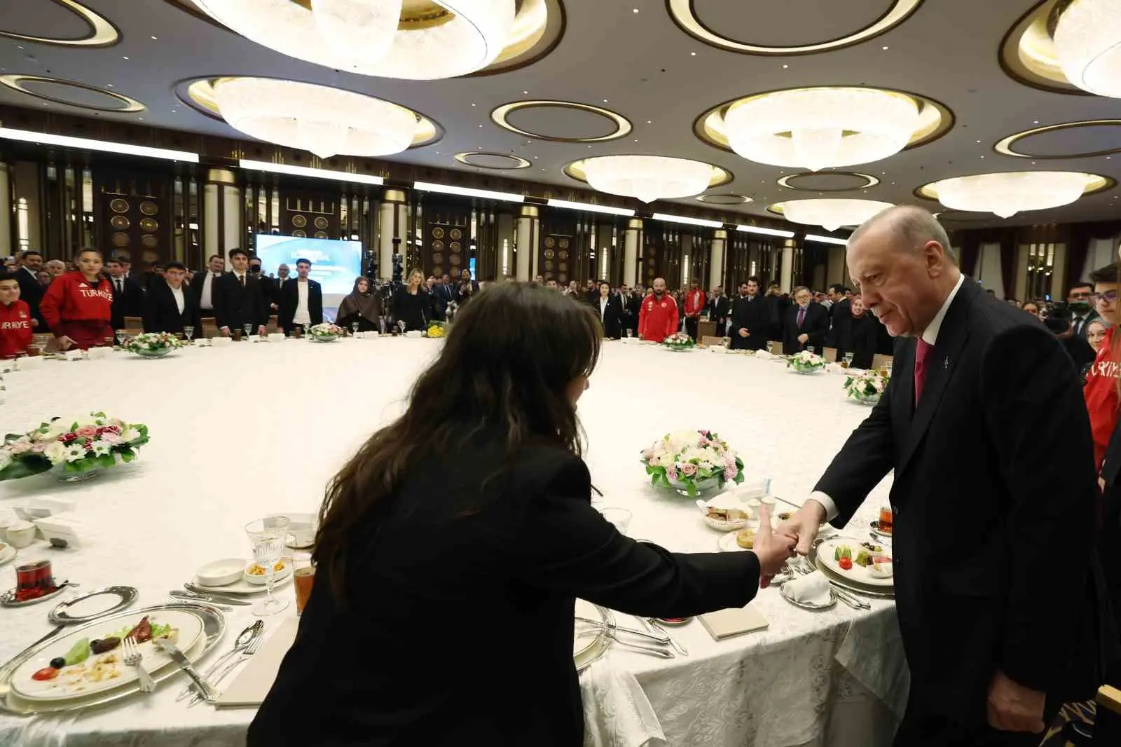Cumhurbaşkanı Recep Tayyip Erdoğan, iftarda bir araya geldiği sporcu ve