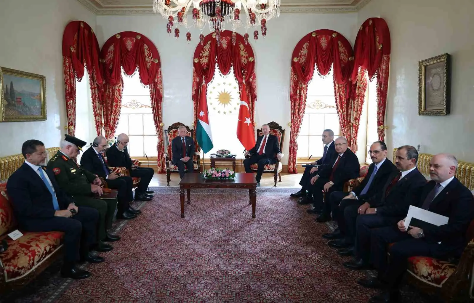 Cumhurbaşkanı Erdoğan, Cumhurbaşkanlığı Dolmabahçe Ofisi’nde Ürdün Kralı 2. Abdullah’ı resmi