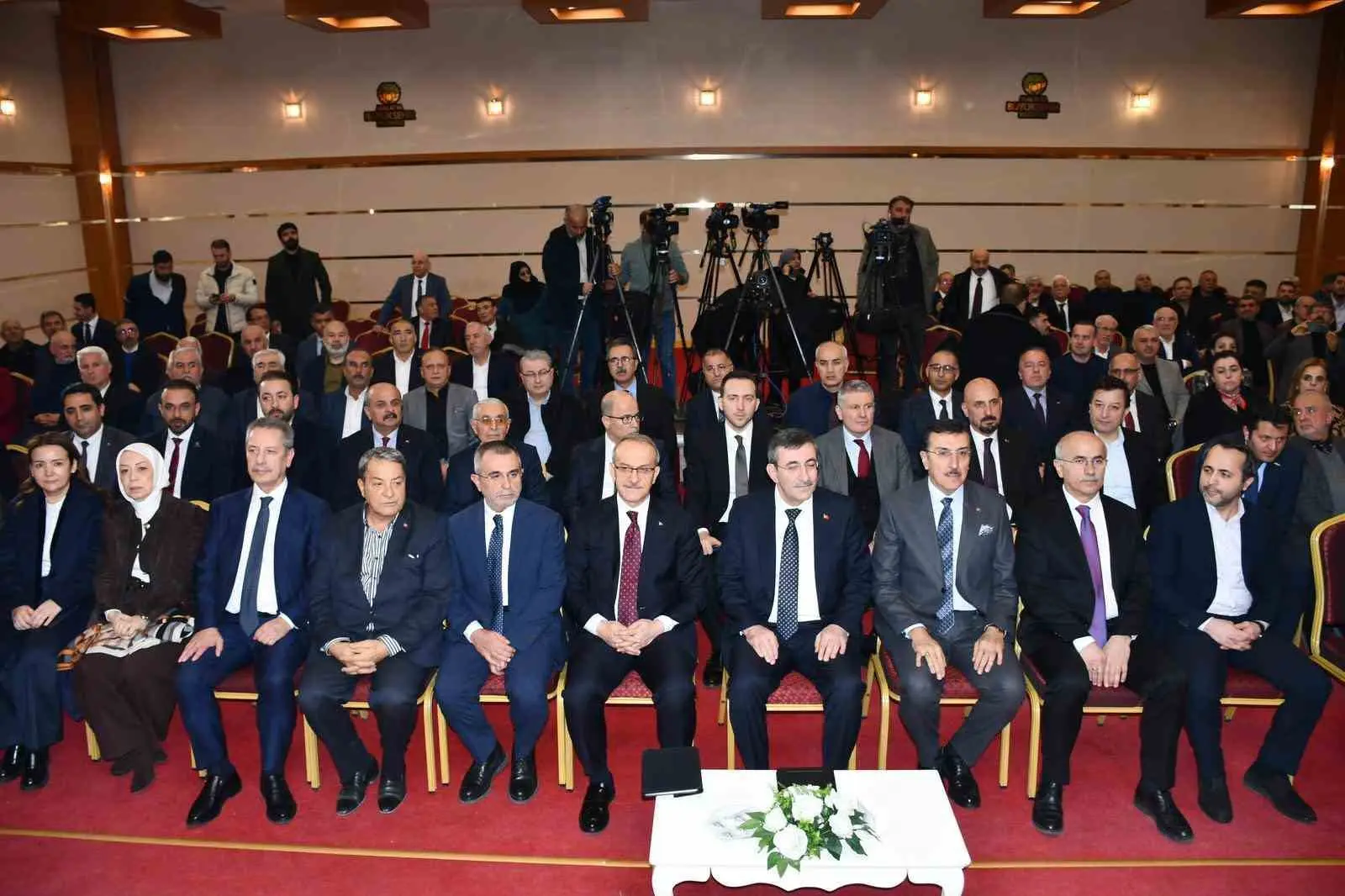 Cumhurbaşkanı Yardımcısı Cevdet Yılmaz, Türkiye’nin ihracatta 396 milyar dolara ulaştığını,