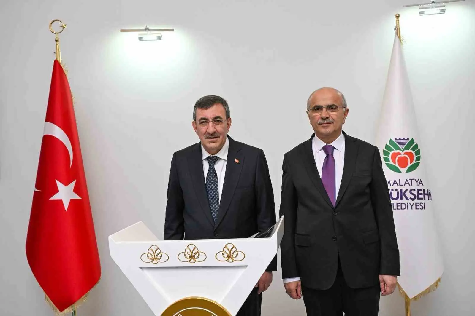 Cumhurbaşkanı Yardımcısı Cevdet Yılmaz, Büyükşehir Belediyesi Hizmet binası içerisinde yapılan