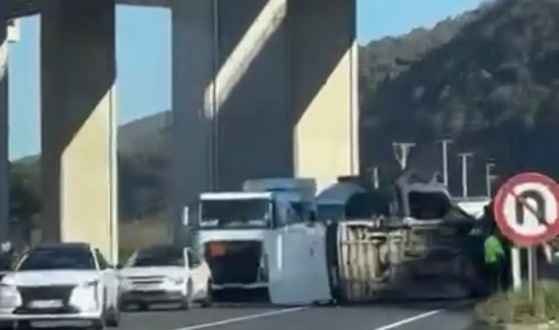 Bursa’da şehirlerarası yolda direksiyon hakimiyetini kaybeden minibüs, orta refüje çarptıktan