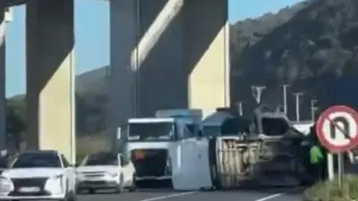 Bursa’da şehirlerarası yolda direksiyon hakimiyetini kaybeden minibüs, orta refüje çarptıktan