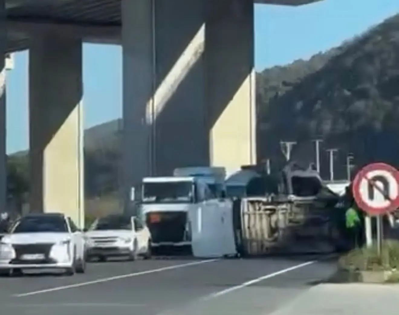 Bursa’da şehirlerarası yolda direksiyon hakimiyetini kaybeden minibüs, orta refüje çarptıktan