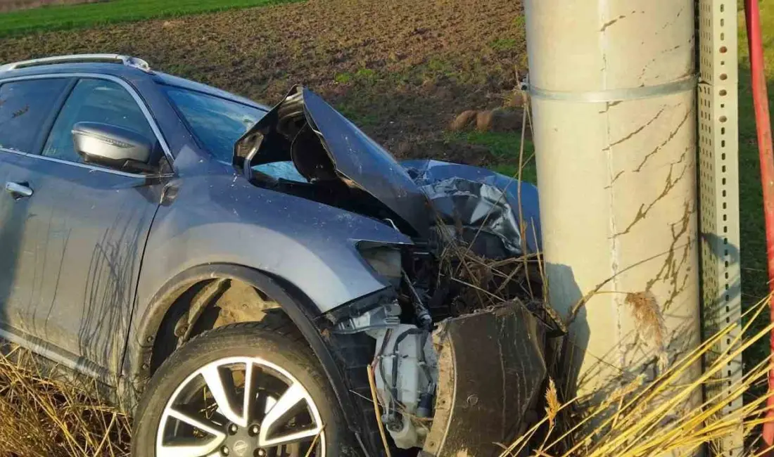 Bursa’nın Karacabey ilçesinde, direksiyon hakimiyetini kaybeden sürücü direğe çarpması sonucu