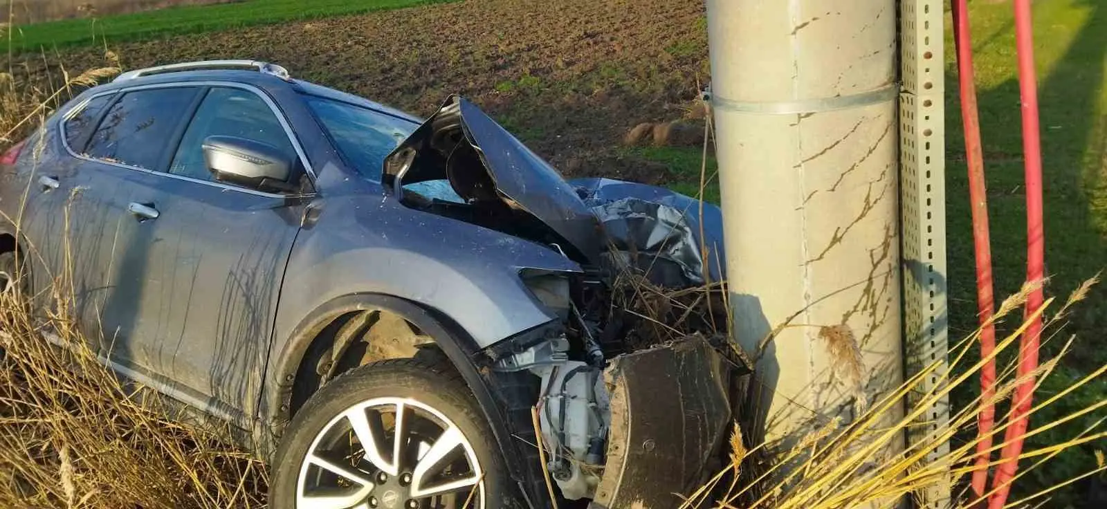 Bursa’nın Karacabey ilçesinde, direksiyon hakimiyetini kaybeden sürücü direğe çarpması sonucu