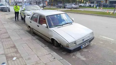 Bursa’nın İnegöl ilçesinde gece saatlerinde meydana gelen kazada kaldırıma çarpıp