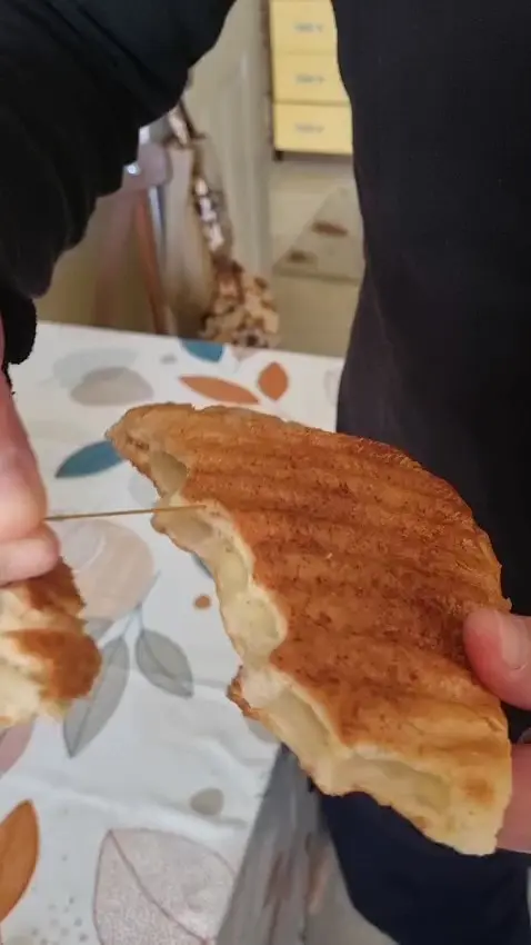 Bursa’nın Nilüfer ilçesinde bir vatandaş, fırından aldığı ekmeği sahurda tost