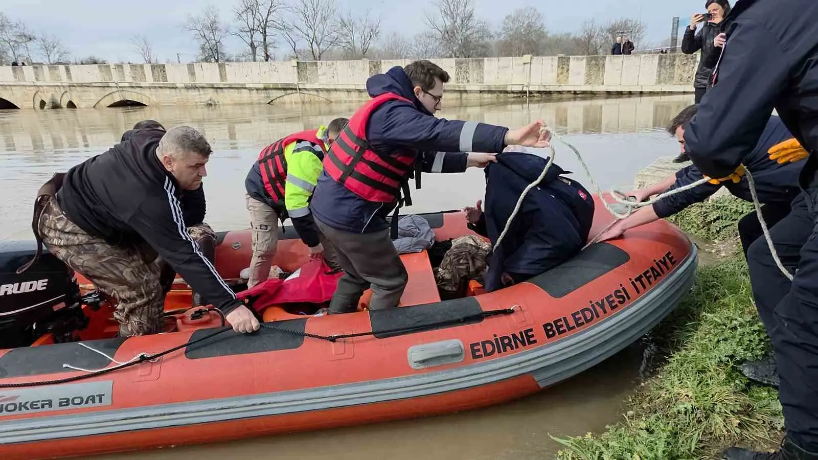 Edirne’de etkili olan sağanak yağışların ardından nehir debilerinin yükselmesiyle taşkın