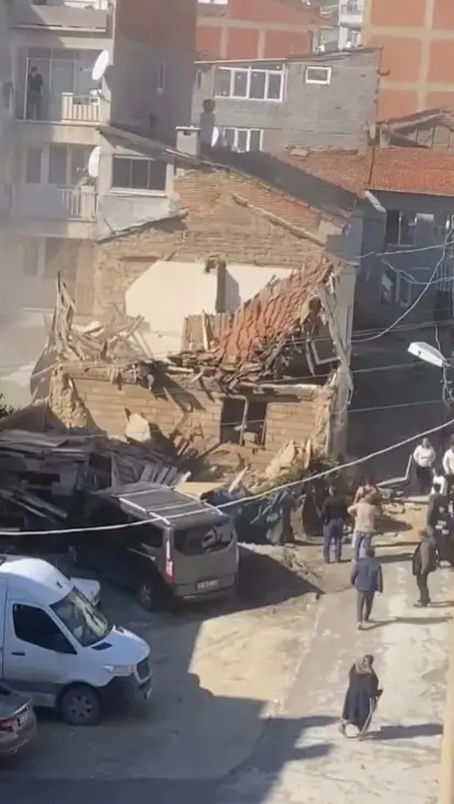 Bursa’nın Gemlik ilçesinde bulunan Balıkpazarı Keklik Sokak’ta yer alan metruk