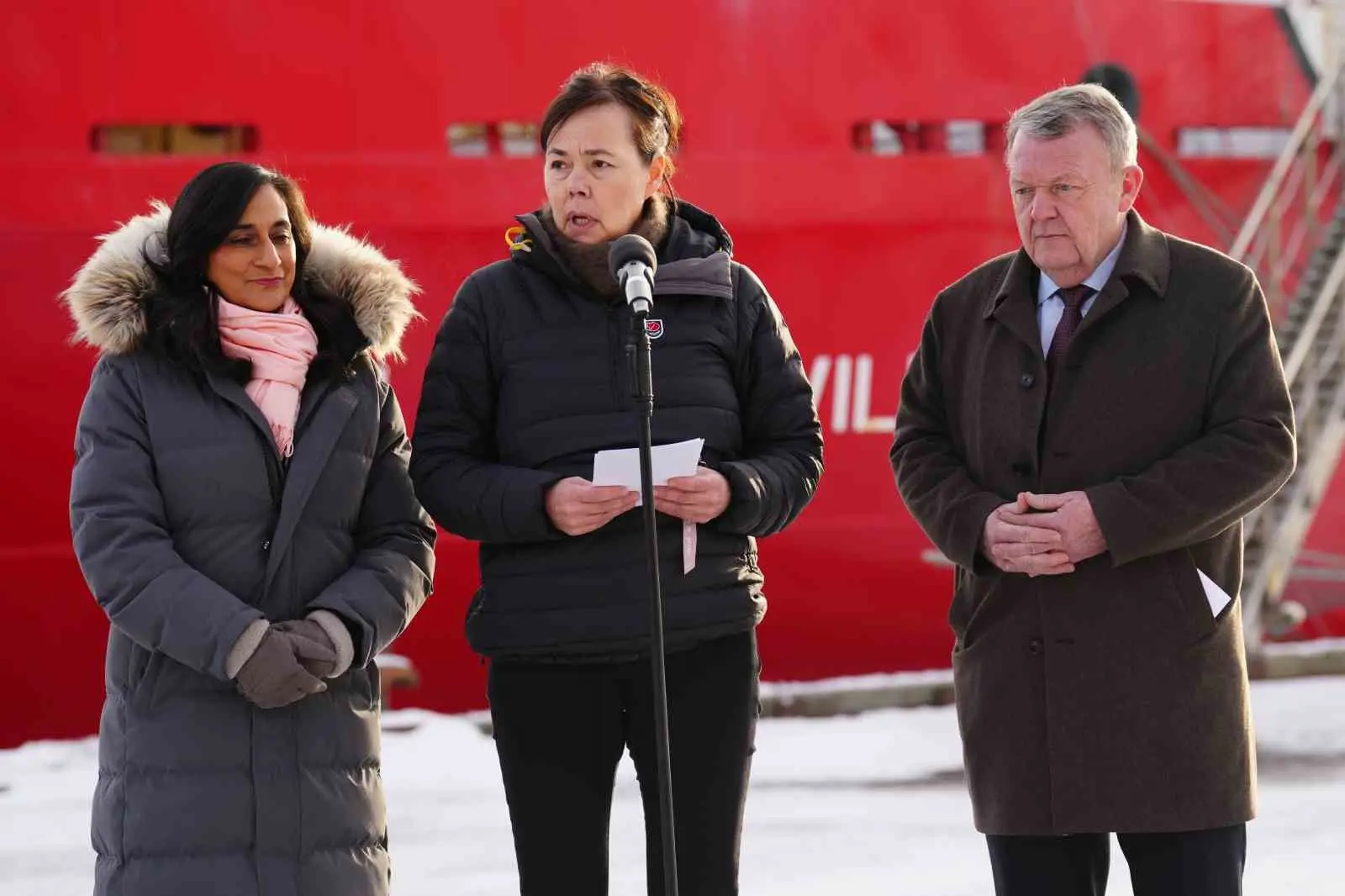 Grönland Dışişleri Bakanı Vivian Motzfeldt, ABD’nin Grönland’daki varlığına ilişkin temasların