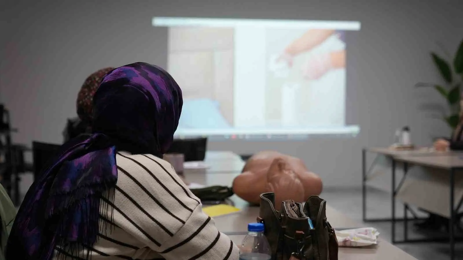 Gürsu Belediyesi yaşlılara özel bakım eğitimi içeren kursu başlattı. Son